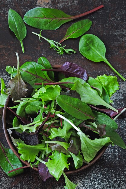 Foto misture as saladas de bebê em uma tigela. conceito de comida saudável ou dietética. superalimentos alimentos ecológicos. comida de fitness.