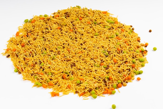 MISTURE comumente conhecido como Chivda ou Namkeen é um petisco salgado popular e delicioso na Índia uma mistura de vários ingredientes crocantes e saborosos