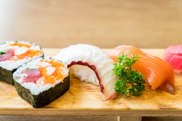 misture conjunto de sushi cru