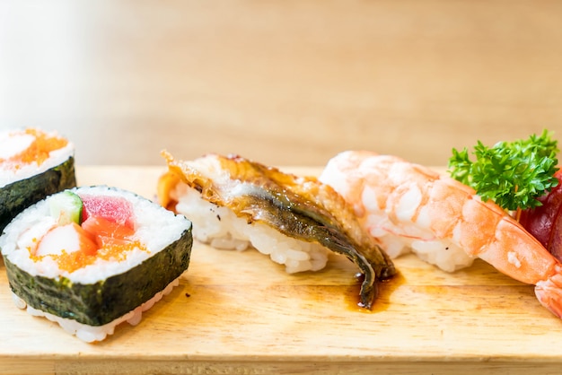 misture conjunto de sushi cru