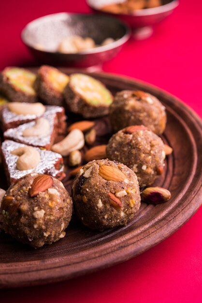 Misture mithai ou doces feitos com leite de festivais indianos e paquistaneses