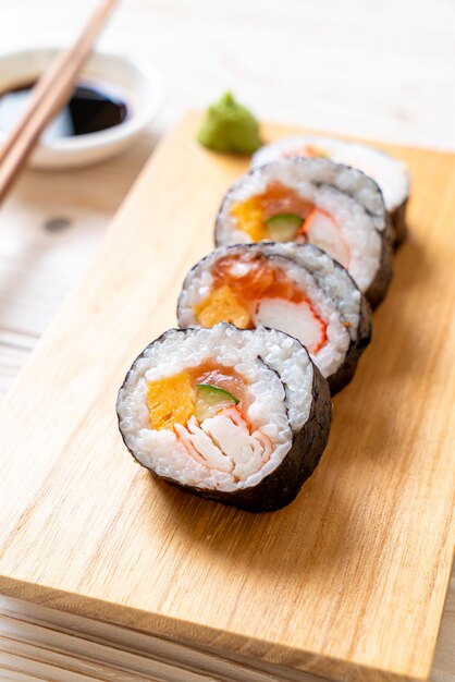 misture o rolo de sushi maki