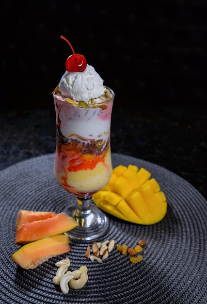 Misture o shake de frutas de manga morango abacate e sorvete servido em um copo isolado