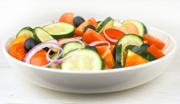 Misture salada fresca com tomate vermelho, pepino, cebola e azeitonas pretas