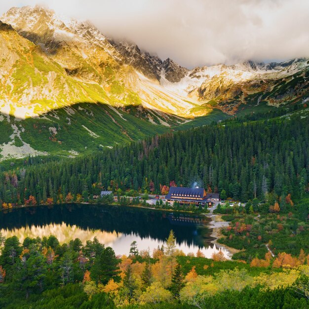 Misty Herbstmorgenlandschaft im Nationalpark See Popradske Pleso und Hotel oder Schutzhütte Hohe Tatra Westkarpaten Slowakei Starten Sie beliebte Wander- und Trekkingwege Quadratisches Bild