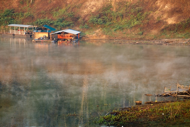 Misty Rauch Morgenansicht in River Mountain Bereich und Dorf Lebensstil.