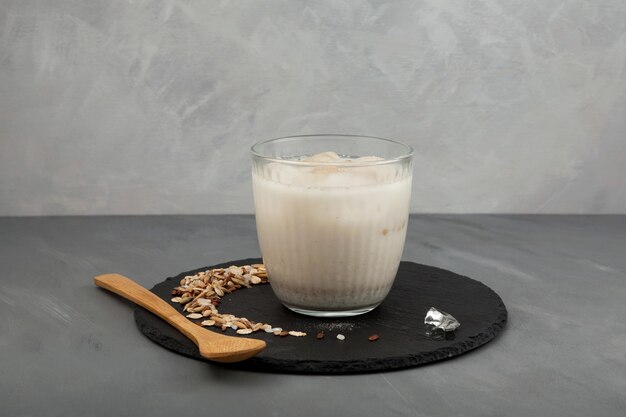 Misugaru Latte o Misutgaru Saludable batido coreano multigrano en gris