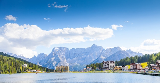 Misurina See in der Dolomiti Region, Nordostitalien, an einem wunderschönen sonnigen Tag im Sommer