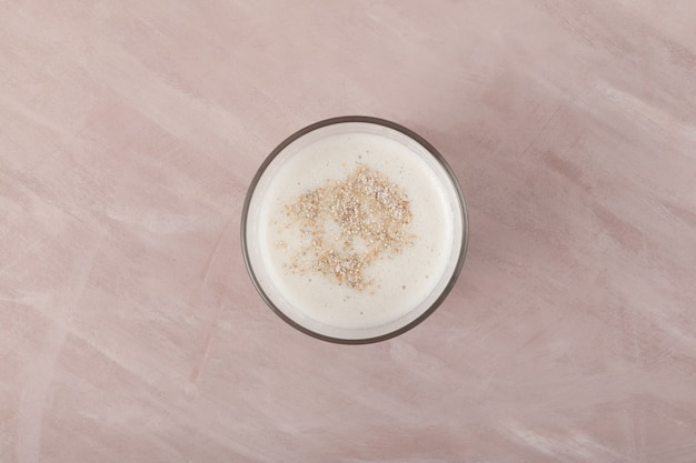 Foto misutgaru oder misugaru latte drink gesunder protein-smoothie mit geröstetem mehrkornpulver