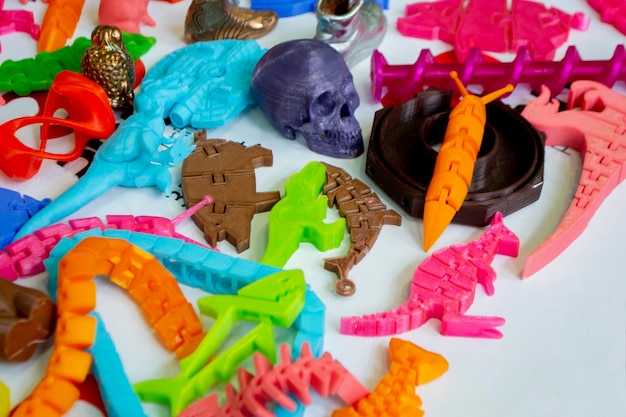 Mit 3D-Drucker gedruckte Modelle Bunte Objekte, die mit einem 3D-Drucker gedruckt wurden