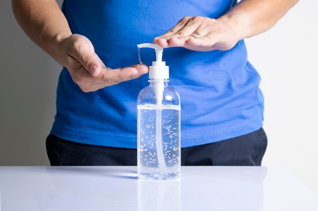 Foto mit alkohol gel sauber waschen händedesinfektionsmittel antiviren bakterien schmutzige hautpflege gesundheit
