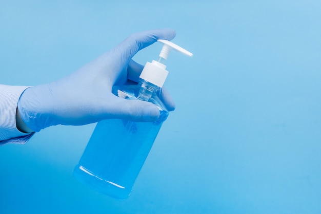 Mit Alkohol Gel sauber waschen Händedesinfektionsmittel Antiviren Bakterien schmutzige Hautpflege