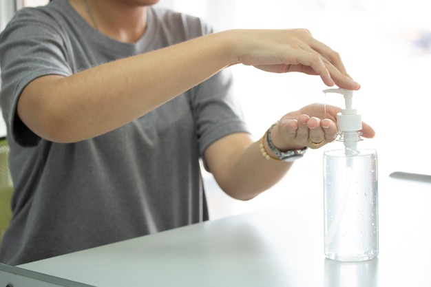 Foto mit alkohol gel sauber waschen händedesinfektionsmittel antiviren bakterien schmutzige hautpflege