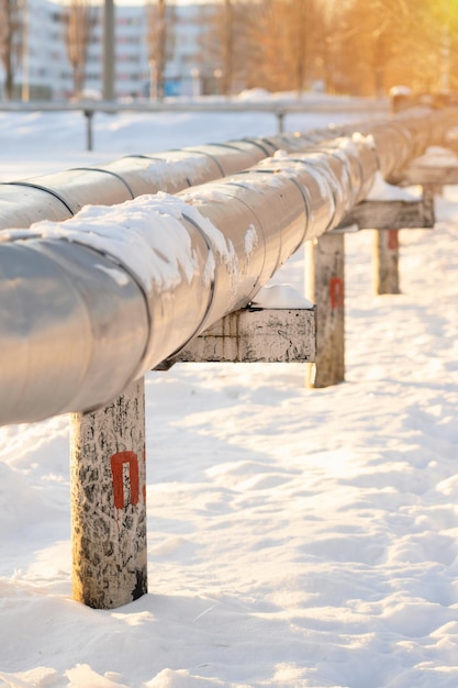 Mit Aluminiumblechen ummantelte städtische Zentralheizungsrohre im Winter in Russland