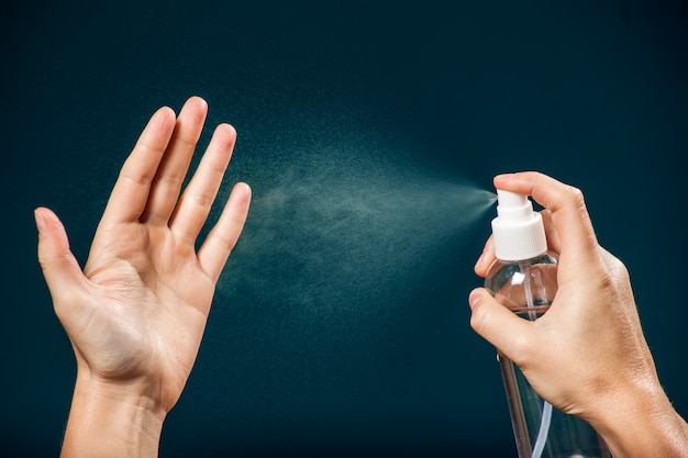 Mit antibakteriellem Spray für die Hände. Konzept für Menschen, Gesundheitswesen und Hygiene. Coronavirus-Schutz.