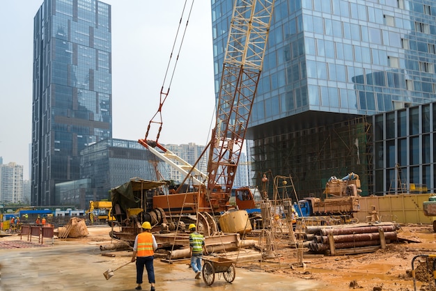 Mit Arbeitern im Bau bauen