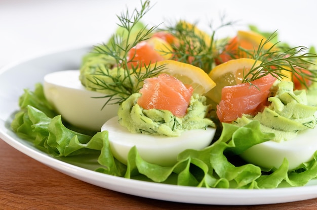 Mit Avocado-Lachs und Zitrone gefüllte Eier Die perfekte Vorspeise für Ihren Feiertagstisch