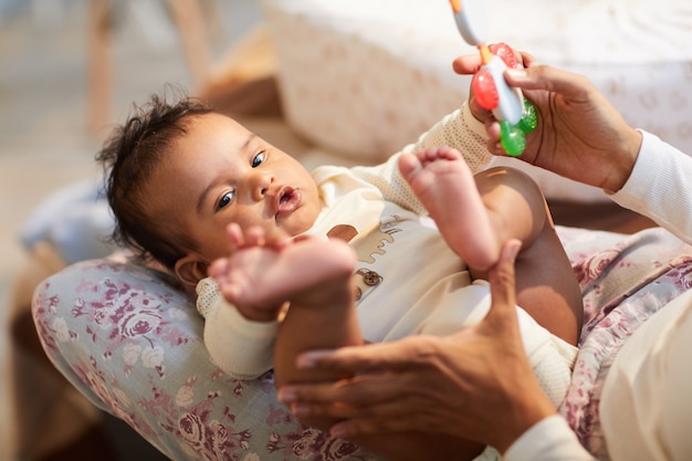 Mit Baby spielen