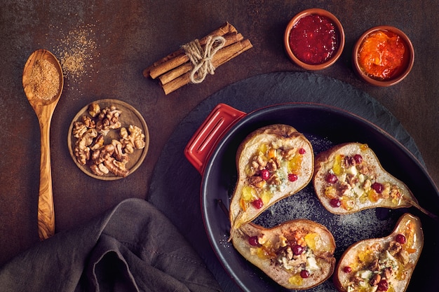 Mit Blauschimmelkäse und Walnüssen gebackene Birnen, serviert mit Orangen - und Preiselbeermarmelade, Zimt und Zucker