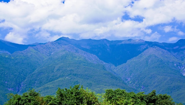 Mit Blick auf die Berge unter dem blauen Himmel und den weißen Wolken