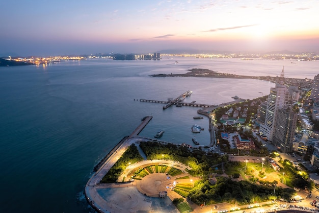 Mit Blick auf die Nachtansicht von Qingdao City Coastlin