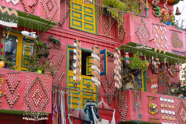 Mit Blumen geschmückte Terrasse in Raquira Kolumbien