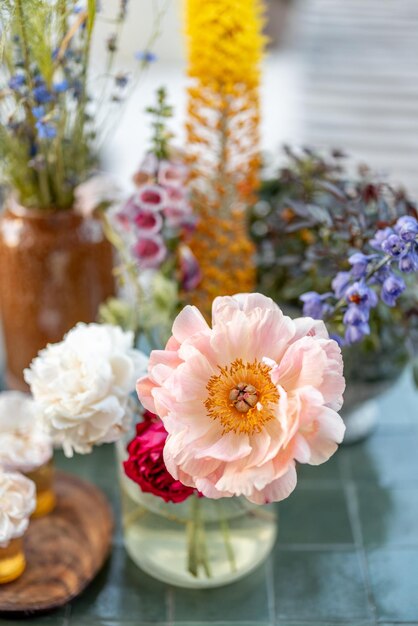 Mit Blumen geschmückter Gartentisch