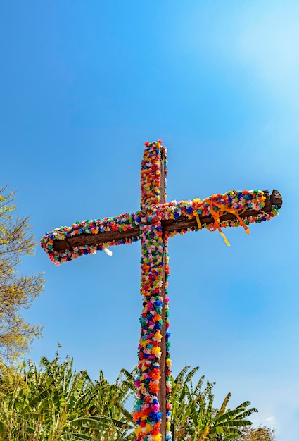 Mit Blumen geschmücktes Kruzifix bei einem religiösen Fest im Landesinneren Brasiliens in Minas Gerais