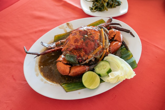 Mit Curry gedünstete Seekrabbe würzig