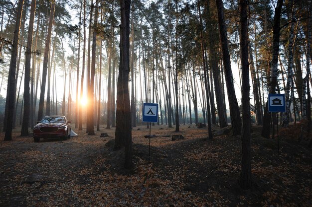 Mit dem Auto reisen. Auto und Zelt auf dem Hintergrund von Schildern Platz zum Campen