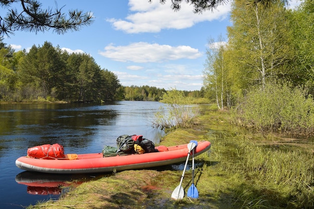 Mit dem Boot den Fluss entlang fahren