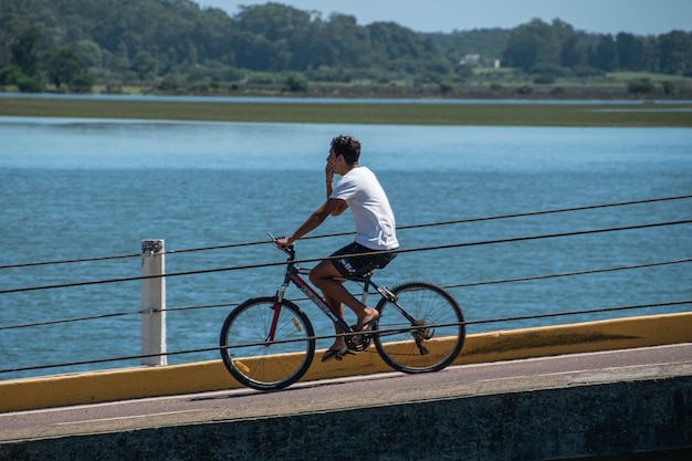 Mit dem Fahrrad über eine Brücke fahren