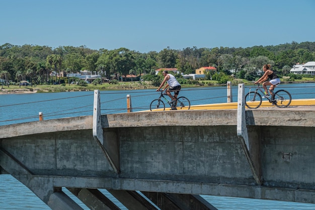 Mit dem Fahrrad über eine Brücke fahren