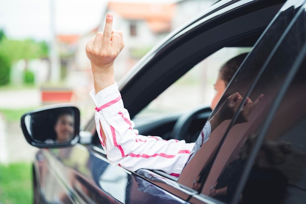 Mit dem Mittelfinger Leute fahren und umwerfen