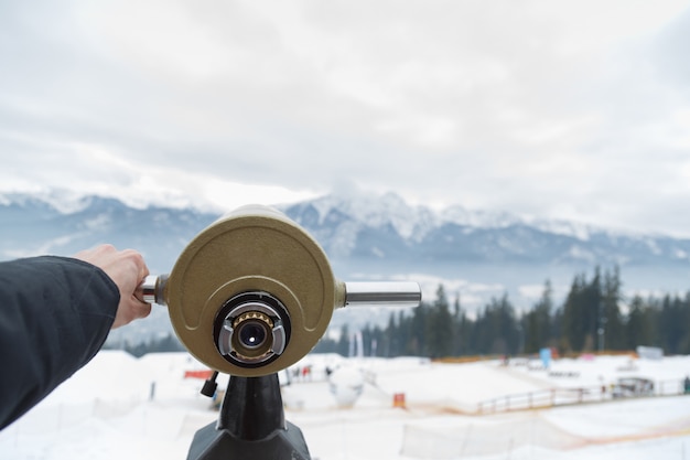 Mit dem Monokular können Sie in die Berge schauen