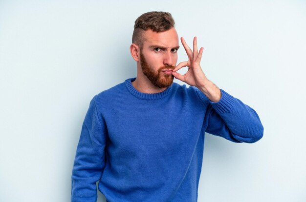 Foto mit den fingern auf den lippen, die ein geheimnis bewahren