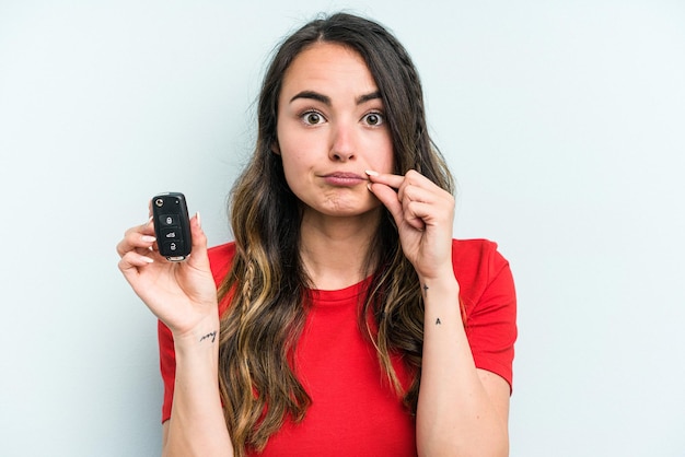 Mit den Fingern auf den Lippen, die ein Geheimnis bewahren