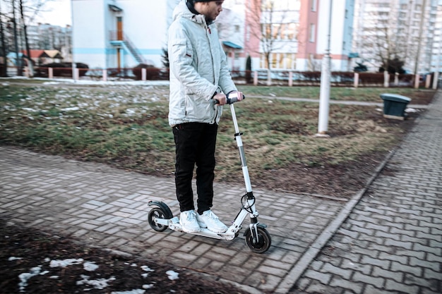 mit einem Elektroroller auf Pflastersteinen fahren