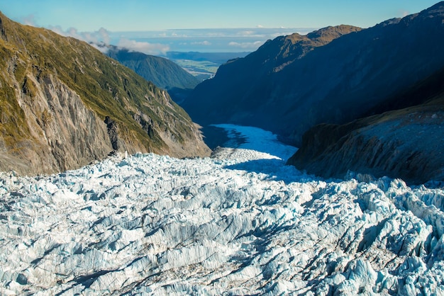 Mit einem Helikopter über einen Südalpengletscher fliegen