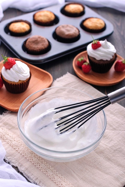 Mit einem Schneebesen eine Cupcake-Creme zubereiten