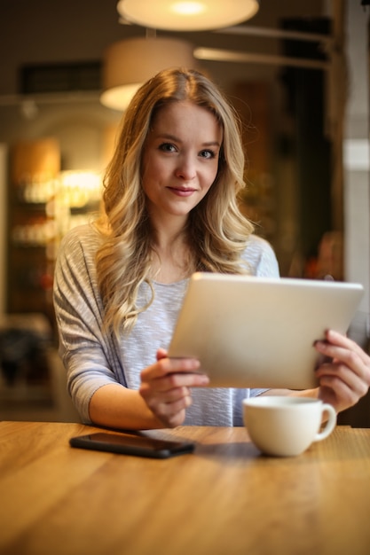 Mit einem Tablet in einem Café