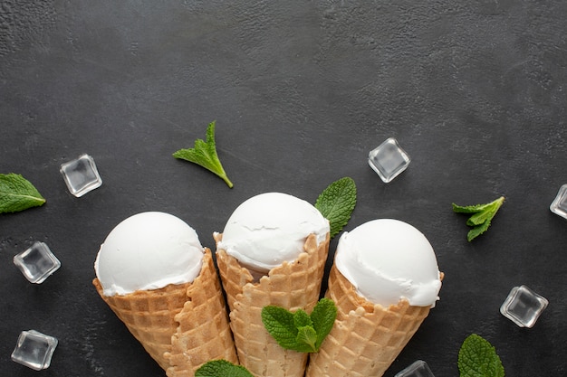 Mit Eiswürfeln flach Eis auf Tüten legen