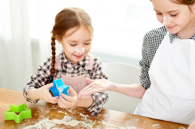 Mit Elder Sister köstliche Kekse zubereiten