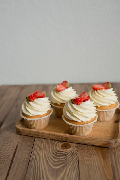 Mit Erdbeeren dekoriertes Gebäck auf dem Tisch