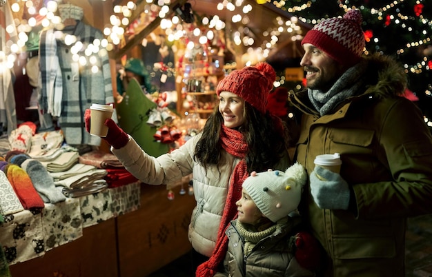 mit Familien-Takeaway-Getränken auf dem Weihnachtsmarkt