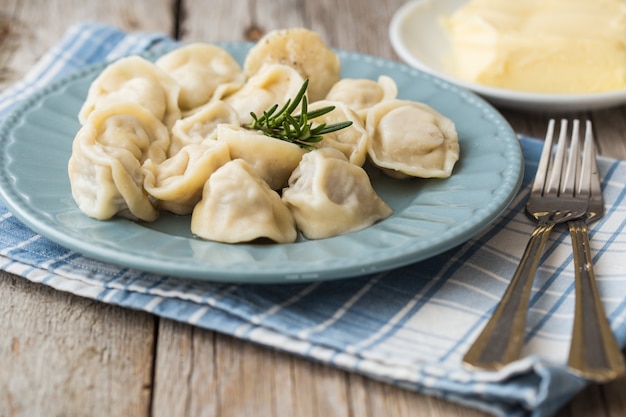 Foto mit fleisch gefüllte knödel, ravioli, knödel. knödel mit füllung. russische küche. speicherplatz kopieren.