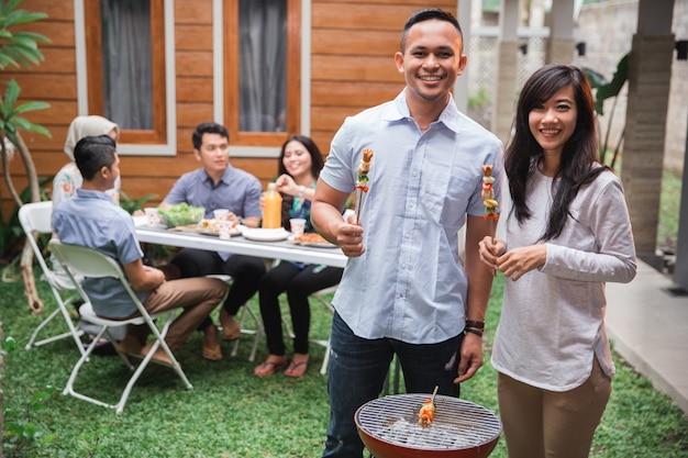 Mit Freunden grillen