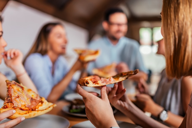 Mit Freunden Pizza essen. Nahansicht.