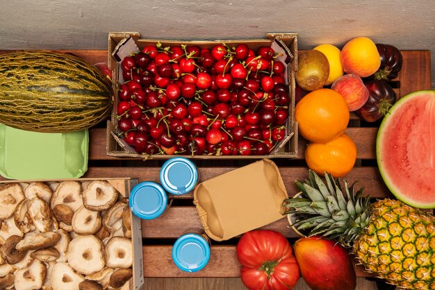 Foto mit frischem obst und gemüse aller art auf einem holztisch gedeckt