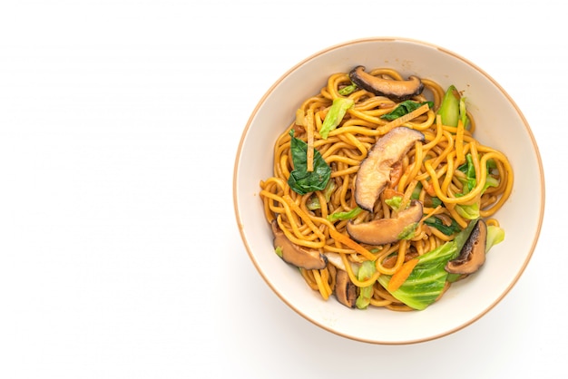 Mit Gemüse gebratene Yakisoba-Nudeln - veganes und vegetarisches Essen